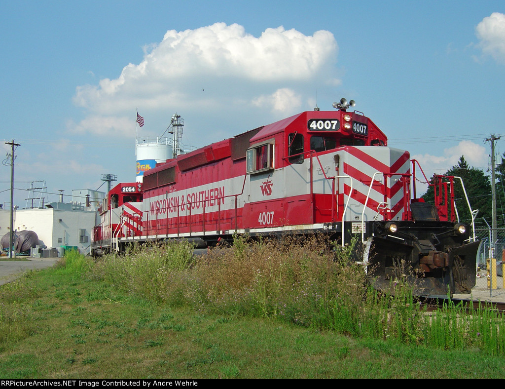 WSOR 4007 and 2054 shoving back into the spur again